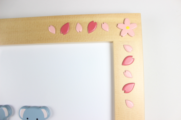 �ԏ�����c�t���l�̑����L�O�̃z���C�g�{�[�h